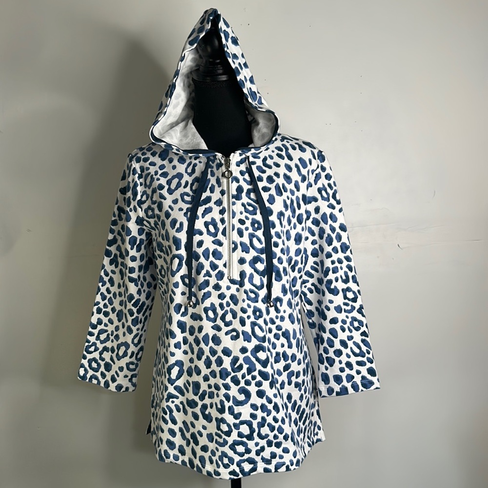 SUSAN GRAVER Hoodie Weekend
Leopard French Terry 1/2 Zip Pullover
Blue Sz S